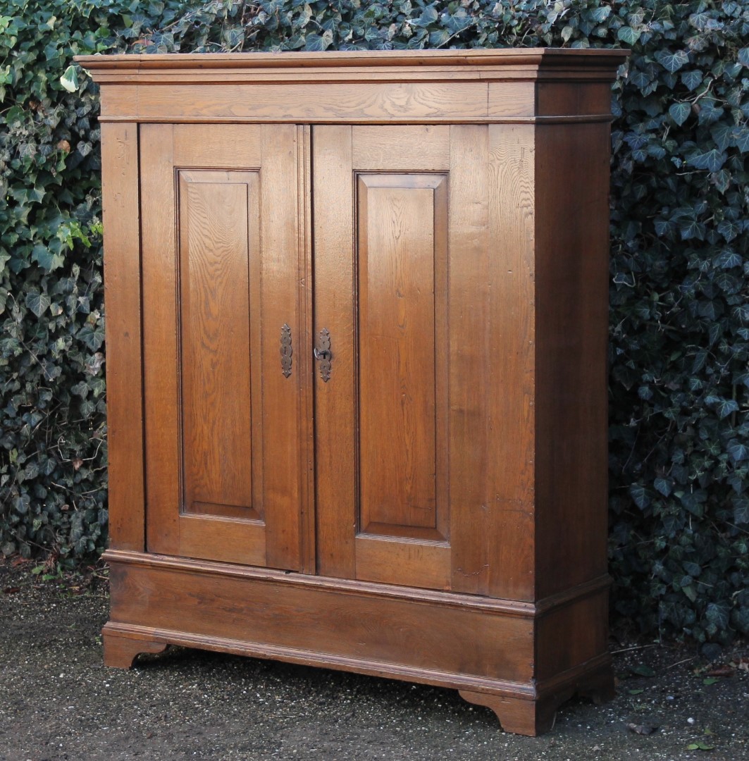 antiker-zweit-riger-schrank